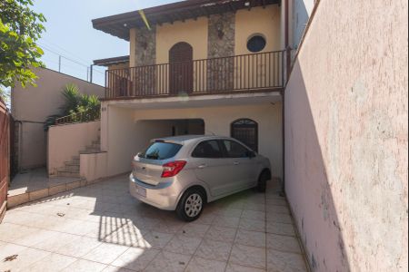 Casa à venda com 359m², 3 quartos e 2 vagas Casa à venda com 359m², 3 quartos e 2 vagasGaragem e Fachada