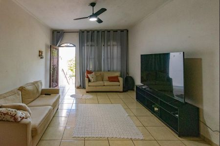 Casa à venda com 359m², 3 quartos e 2 vagas Casa à venda com 359m², 3 quartos e 2 vagasSala