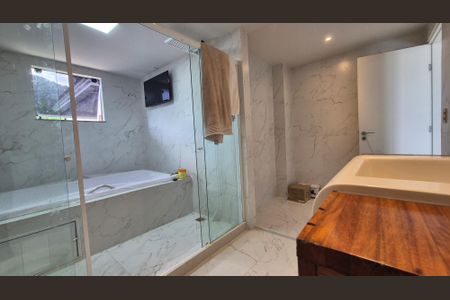 Casa de condomínio à venda com 504m², 4 quartos e 4 vagasBanheiro da Suíte 3