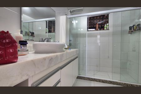 Casa de condomínio à venda com 504m², 4 quartos e 4 vagasBanheiro da Suíte 1