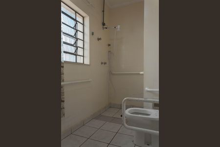 Casa para alugar com 375m², 3 quartos e 8 vagas Casa para alugar com 375m², 3 quartos e 8 vagasBanheiro da Suíte 1