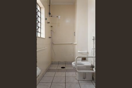 Casa para alugar com 375m², 3 quartos e 8 vagas Casa para alugar com 375m², 3 quartos e 8 vagasBanheiro da Suíte 1