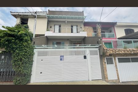Casa à venda com 214m², 4 quartos e 4 vagas Casa à venda com 214m², 4 quartos e 4 vagasFachada