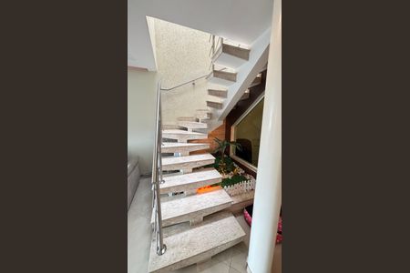 Casa à venda com 214m², 4 quartos e 4 vagas Casa à venda com 214m², 4 quartos e 4 vagasEscada