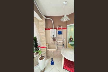 Casa à venda com 214m², 4 quartos e 4 vagas Casa à venda com 214m², 4 quartos e 4 vagasÁrea de Serviço