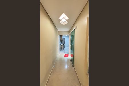 Casa à venda com 214m², 4 quartos e 4 vagas Casa à venda com 214m², 4 quartos e 4 vagasCorredor