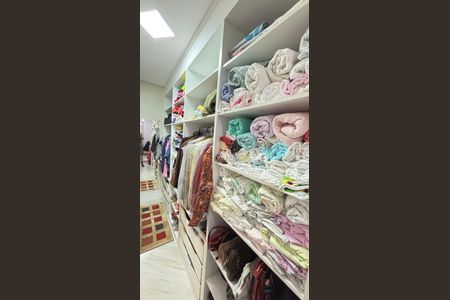 Casa à venda com 214m², 4 quartos e 4 vagas Casa à venda com 214m², 4 quartos e 4 vagasSuite Closet