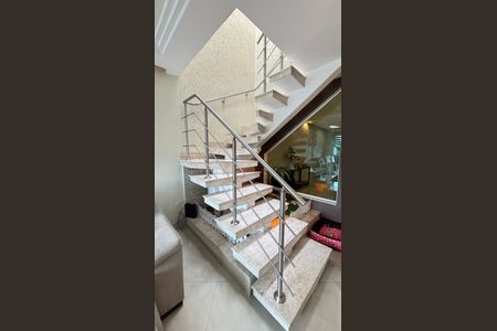 Casa à venda com 214m², 4 quartos e 4 vagas Casa à venda com 214m², 4 quartos e 4 vagasEscada