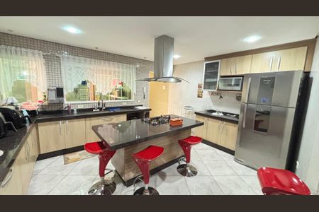 Casa à venda com 214m², 4 quartos e 4 vagas Casa à venda com 214m², 4 quartos e 4 vagasCozinha