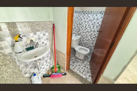 Casa à venda com 214m², 4 quartos e 4 vagas Casa à venda com 214m², 4 quartos e 4 vagasGaragem - Banheiro