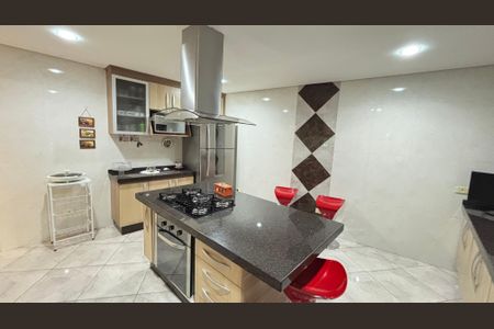 Casa à venda com 214m², 4 quartos e 4 vagas Casa à venda com 214m², 4 quartos e 4 vagasCozinha