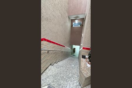 Casa à venda com 214m², 4 quartos e 4 vagas Casa à venda com 214m², 4 quartos e 4 vagasEscada