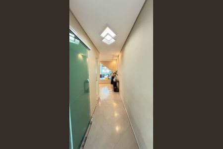 Casa à venda com 214m², 4 quartos e 4 vagas Casa à venda com 214m², 4 quartos e 4 vagasCorredor