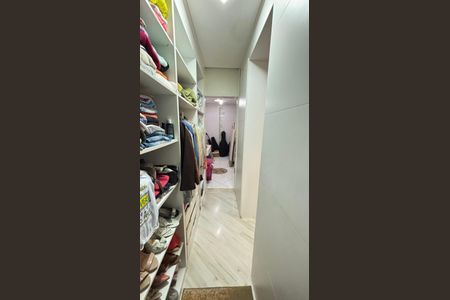 Casa à venda com 214m², 4 quartos e 4 vagas Casa à venda com 214m², 4 quartos e 4 vagasSuite Closet