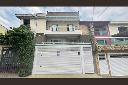 Casa à venda com 214m², 4 quartos e 4 vagas Casa à venda com 214m², 4 quartos e 4 vagasFachada