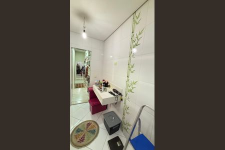 Casa à venda com 214m², 4 quartos e 4 vagas Casa à venda com 214m², 4 quartos e 4 vagasBanheiro da Suíte