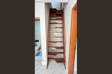 Casa à venda com 214m², 4 quartos e 4 vagas Casa à venda com 214m², 4 quartos e 4 vagasEscada