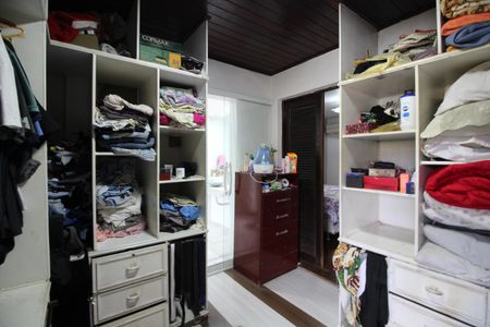 Casa de condomínio à venda com 250m², 4 quartos e 3 vagasCloset da Suíte