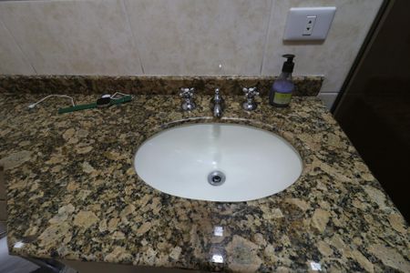 Apartamento à venda com 212m², 4 quartos e 3 vagasBanheiro da Suíte 1 - Pia