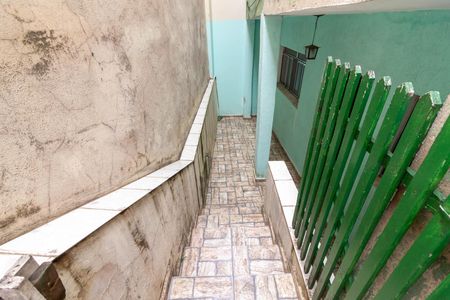 Casa para alugar com 90m², 2 quartos e sem vagaCorredor de Entrada / Quintal - Escada