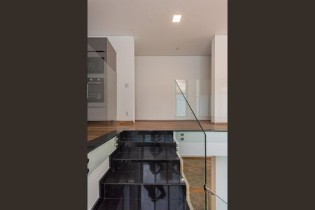 Casa de condomínio para alugar com 380m², 5 quartos e 4 vagasEscada