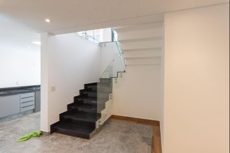 Casa de condomínio para alugar com 380m², 5 quartos e 4 vagasEscada