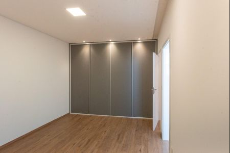 Casa de condomínio para alugar com 380m², 5 quartos e 4 vagasSuíte 1