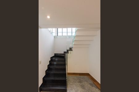 Casa de condomínio para alugar com 380m², 5 quartos e 4 vagasEscada