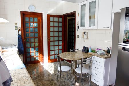 Casa à venda com 263m², 4 quartos e 3 vagasCozinha 