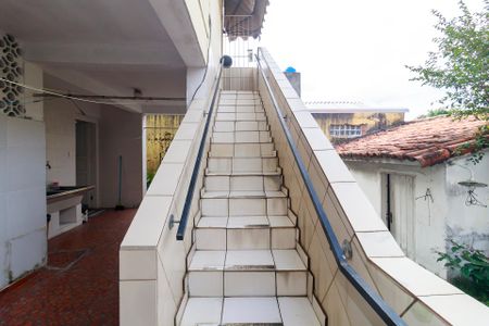 Casa à venda com 100m², 3 quartos e 4 vagas Casa à venda com 100m², 3 quartos e 4 vagasEscada