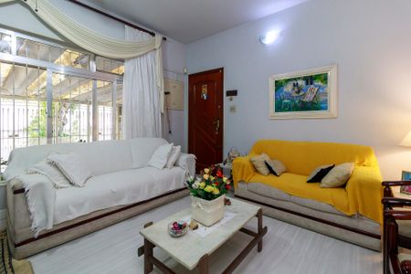 Casa à venda com 100m², 3 quartos e 4 vagas Casa à venda com 100m², 3 quartos e 4 vagasSala