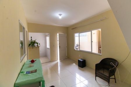 Casa à venda com 200m², 2 quartos e sem vaga Casa à venda com 200m², 2 quartos e sem vagaSala