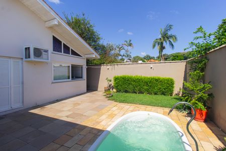 Casa à venda com 240m², 3 quartos e 2 vagasQuintal e piscina