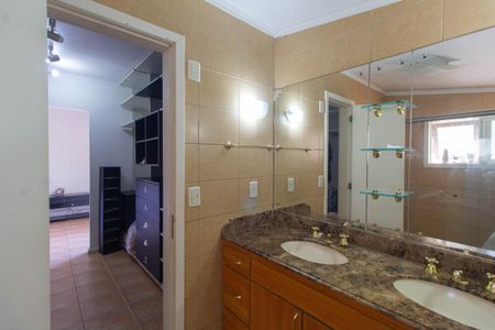 Casa à venda com 240m², 3 quartos e 2 vagasBanheiro da Suíte