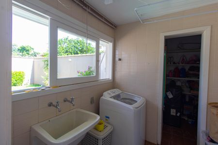 Casa à venda com 240m², 3 quartos e 2 vagasÁrea de Serviço