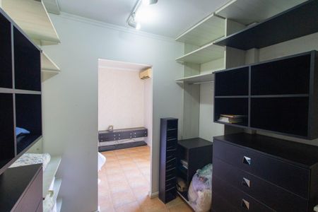 Casa à venda com 240m², 3 quartos e 2 vagasCloset da suíte