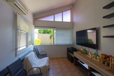 Casa à venda com 240m², 3 quartos e 2 vagasSala de TV