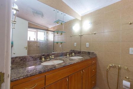 Casa à venda com 240m², 3 quartos e 2 vagasBanheiro da Suíte