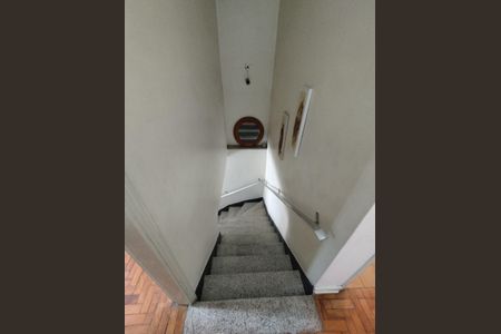 Casa à venda com 150m², 2 quartos e 2 vagas Casa à venda com 150m², 2 quartos e 2 vagasEscada