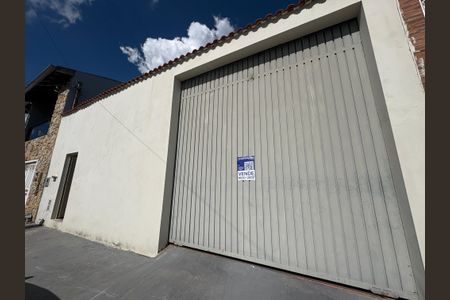 Casa à venda com 250m², 3 quartos e 5 vagasFachada e plaquinha instalada