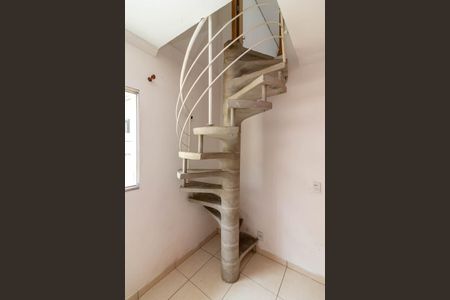 Casa à venda com 150m², 2 quartos e 2 vagasSala de TV - Escada