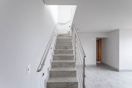 Apartamento à venda com 152m², 3 quartos e 2 vagas Apartamento à venda com 152m², 3 quartos e 2 vagasEscada