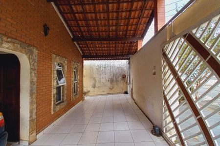 Casa à venda com 330m², 4 quartos e 2 vagas Casa à venda com 330m², 4 quartos e 2 vagasGaragem