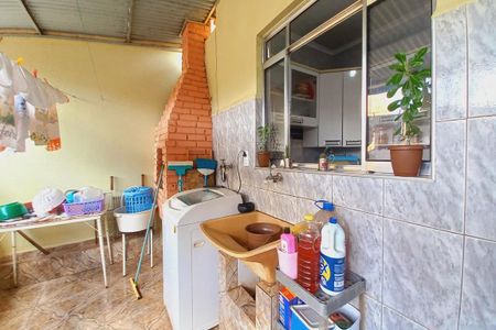 Casa à venda com 330m², 4 quartos e 2 vagas Casa à venda com 330m², 4 quartos e 2 vagasÁrea de Serviço