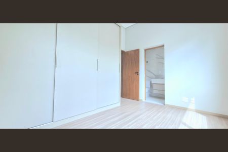 Casa de condomínio à venda com 384m², 4 quartos e 4 vagasSuíte 3