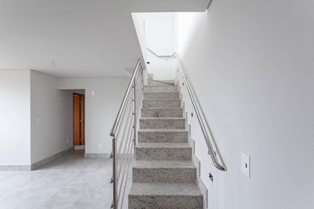 Apartamento à venda com 147m², 3 quartos e 2 vagas Apartamento à venda com 147m², 3 quartos e 2 vagasEscada