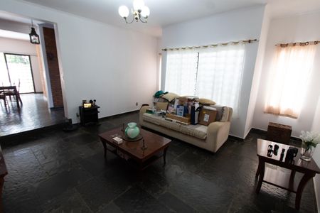 Casa à venda com 450m², 5 quartos e 4 vagas Casa à venda com 450m², 5 quartos e 4 vagasSala