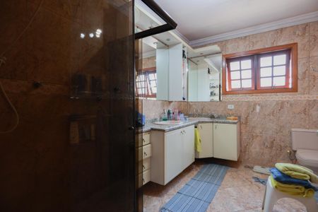 Casa de condomínio à venda com 225m², 5 quartos e 5 vagasBanheiro social