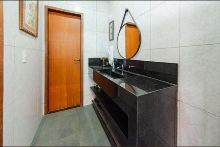 Casa à venda com 497m², 4 quartos e 6 vagasBanheiro social 2