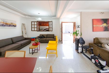 Casa à venda com 497m², 4 quartos e 6 vagasSala